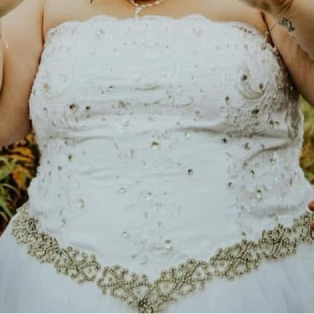 Elegant White Strapless Wedding Dress